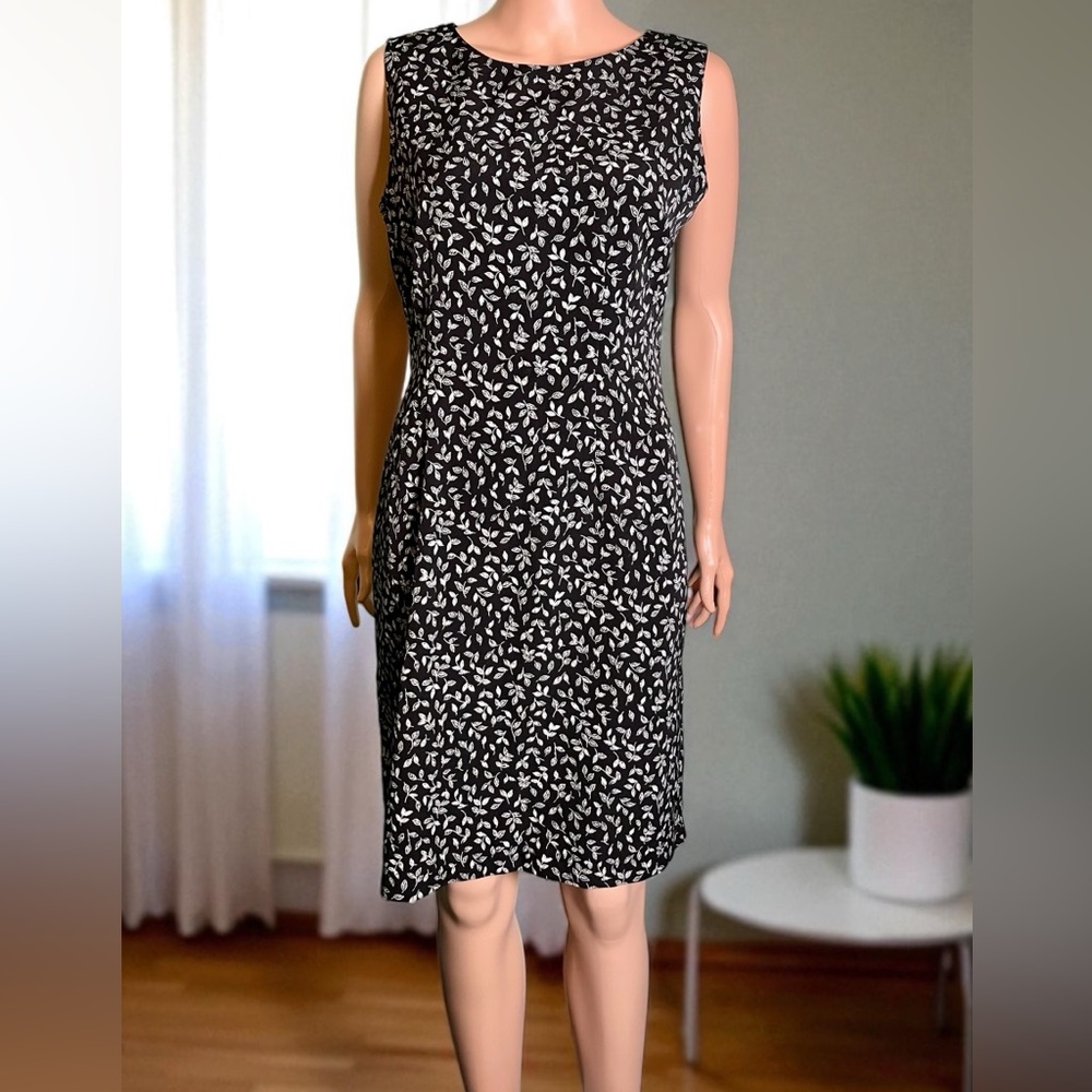 Dressbarn Black & White Sleeveless Floral Pattern Dress. Size 8